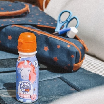 Logo Yaourt à boire Petit Filous goût fraise sur un sac de couleur bleu